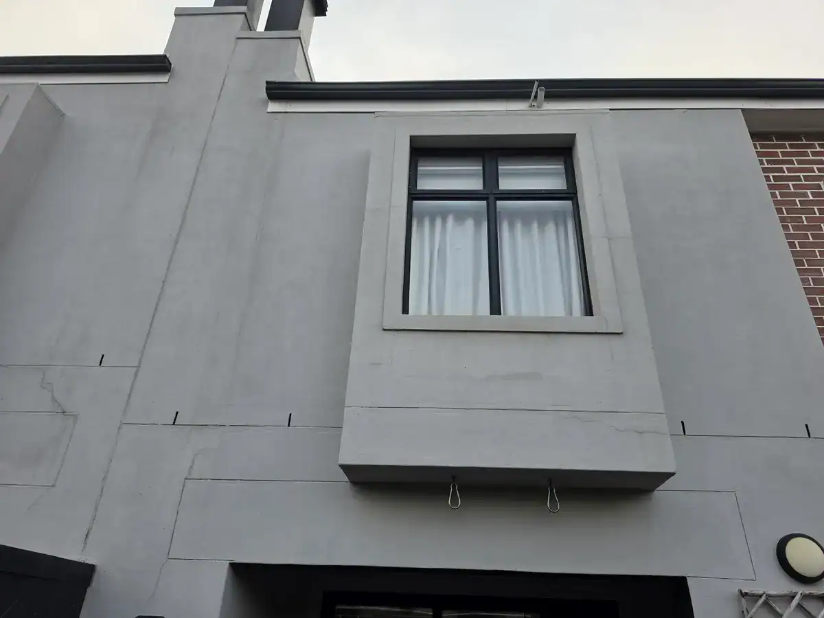 D’Landen Estate Durbanville exterior wall with cracks and paint discolouration before repairs